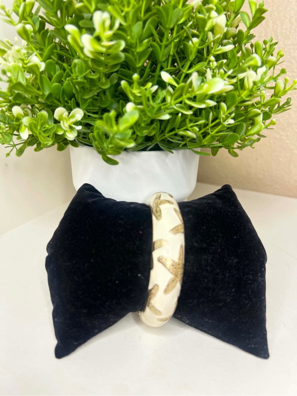 Sequin NY Gold Starfish Cream Enamel Hinge Bangle Bracelet Coastal